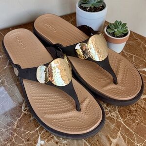 Crocs Sanrah Sandals Women Sz 7 Gold Hammered Circle Wedge Brown Flip Flops EUC